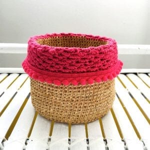 Corbeille en rafia et pompons fucshia