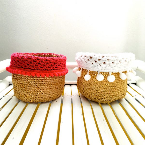 Corbeille en rafia et pompons